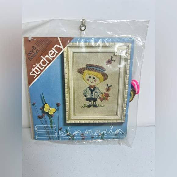 VTG Spinnerin Stitchery Crewel Kit Boys & Flowers ST880 New Old Stock 60’s 70’s - Picture 1 of 5
